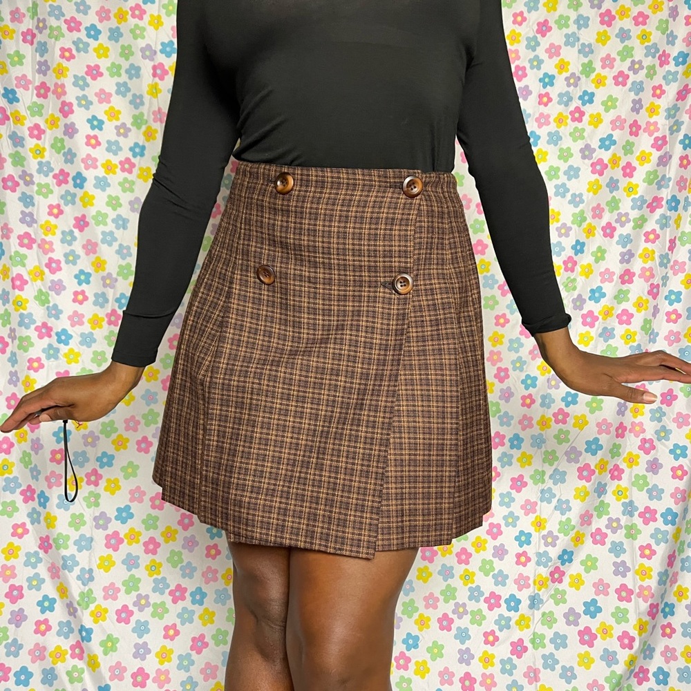 Clueless style pleated skirt. Buttons in the front. Perfect condition! Size 5!